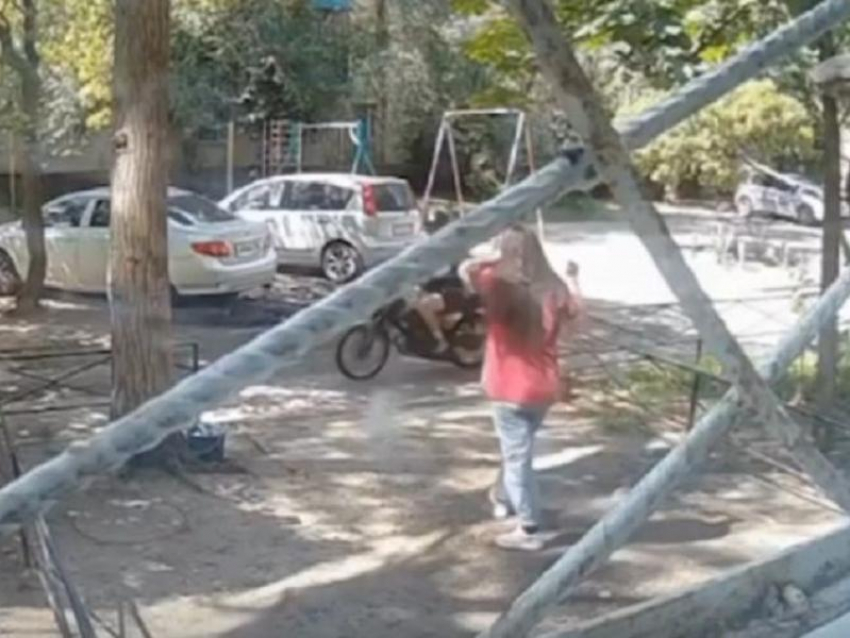 Женщина, искавшая кого-то с ножом в руках, попала на видео у детской площадки в Воронеже
