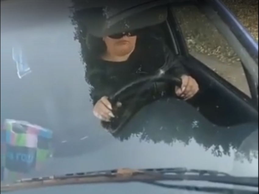  Бесстрашный стопхам снял противостояние с женщиной на авто в Воронеже 