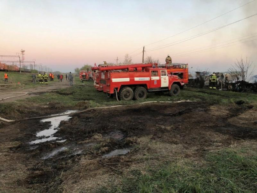 Крупный пожар уничтожил три дома в воронежском селе 