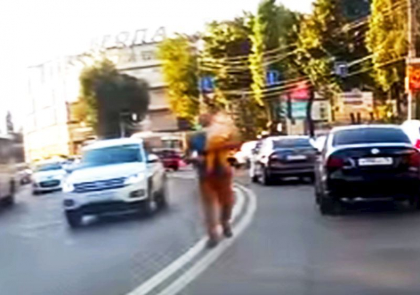 В Воронеже на видео попал безумный папаша, идущий с дочкой на руках посреди проезжей части