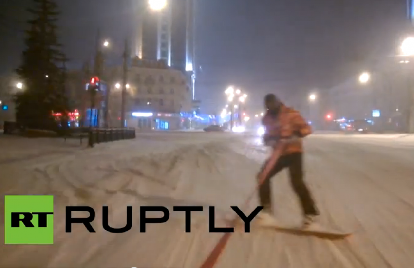 В Воронеже по снежным дорогам катаются сноубордисты (Видео)