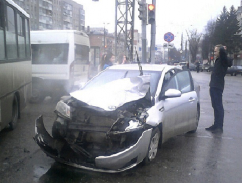 Центр Воронежа превратился в сплошную пробку из-за ДТП с маршруткой и Kia 