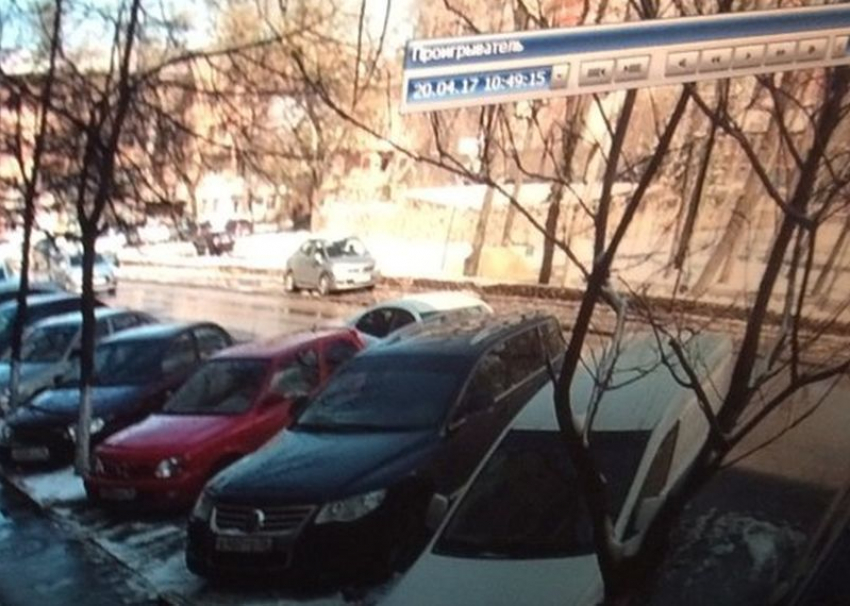 В Воронеже ищут автомобилиста, который скрылся с места ДТП около бизнес-центра