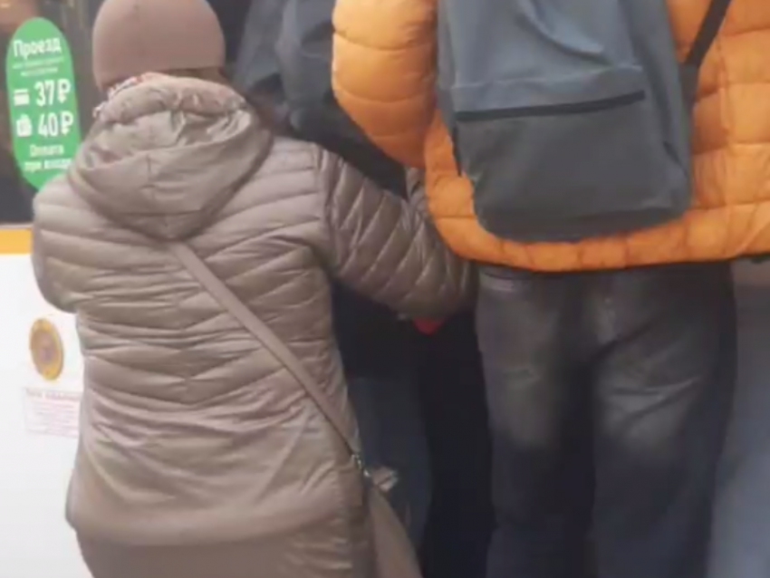 «Чувствуешь себя свиньей»: воронежцы показали утро в общественном транспорте