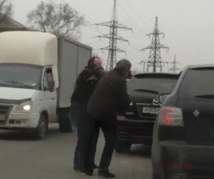 Две огромные «Мазды» не поделили дорогу в Воронеже 