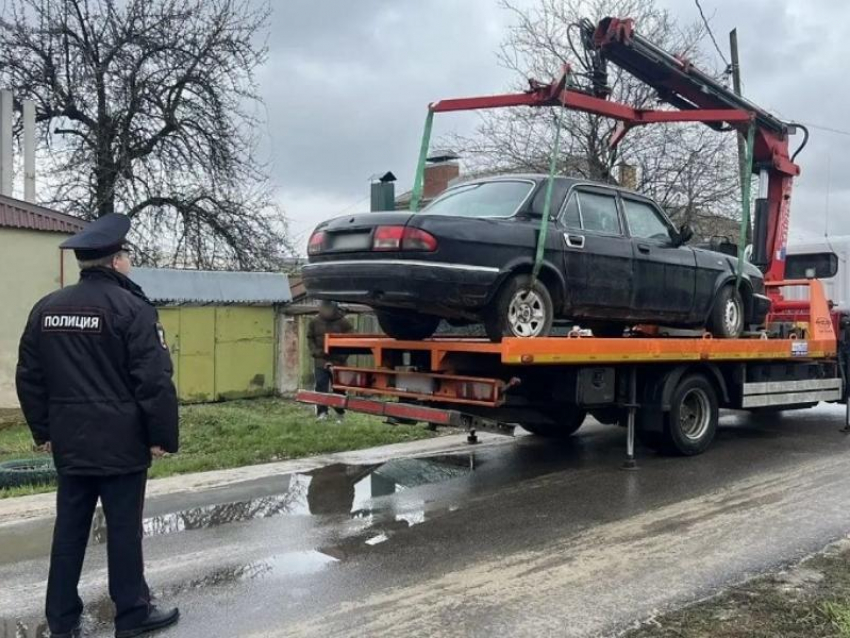 Три десятка брошенных машин эвакуировали полицейские на улицах Воронежа за день 