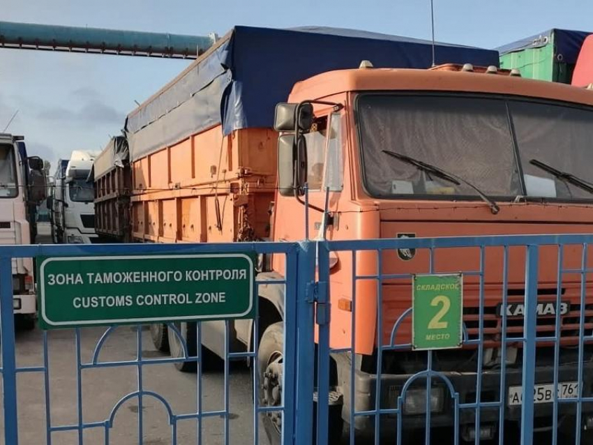 "Машины уже двое суток стоят здесь", - как люди попали в таможенный плен в Воронеже