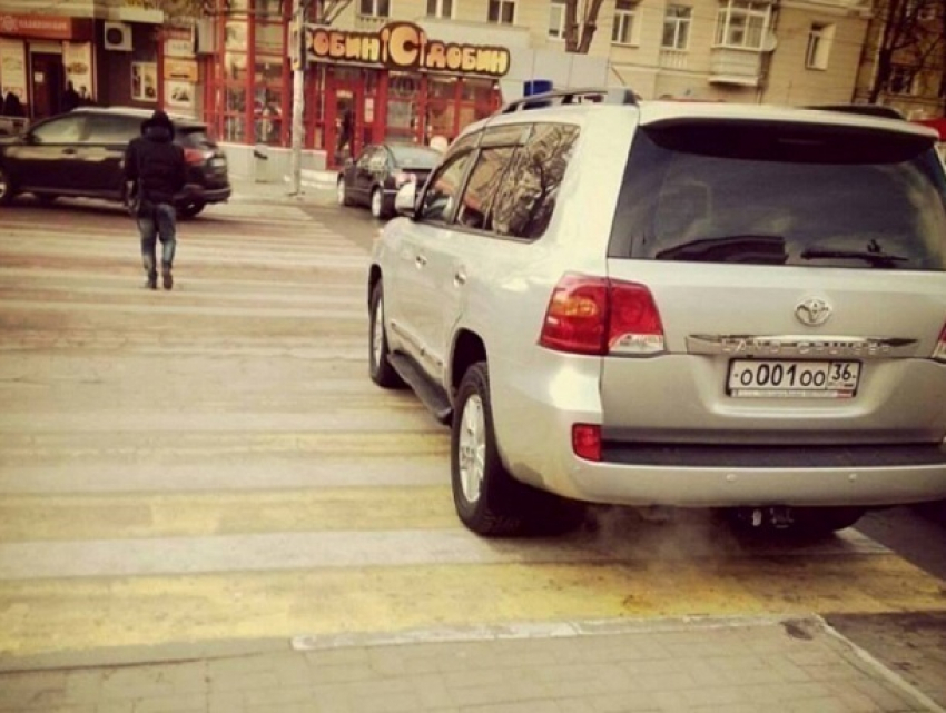 Автомобилисты припомнили губернатору Гордееву наглую парковку поперек «зебры» в центре Воронежа