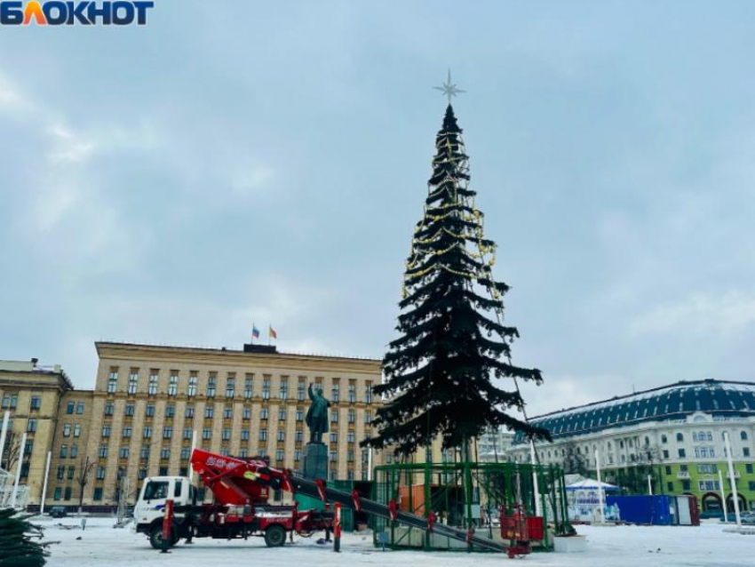 Как проходит подготовка к Новому Году на площади Ленина в Воронеже