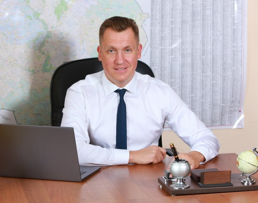 Депутат Воронежской городской Думы Артем Рымарь поздравил учащихся и педагогов с Днем знаний 