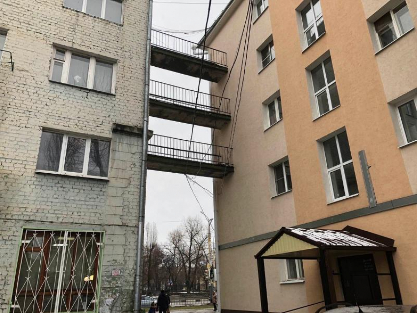 Балконы без капли логики нашли в Воронеже