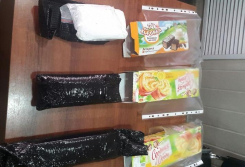 Под Воронежем наркодиллеры перевозили наркотики на элитном авто в коробках от конфет