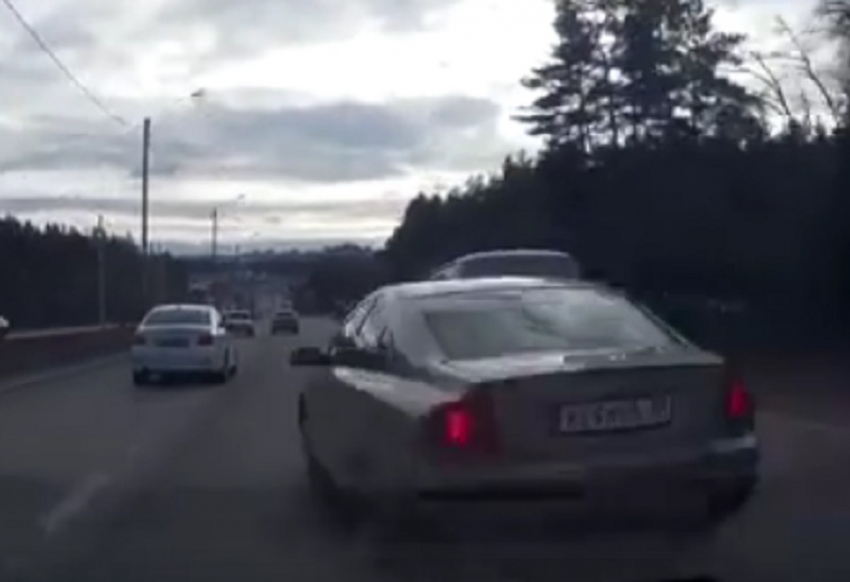 Нелепо-агрессивные маневры Volvo сняли на видео в Воронеже 