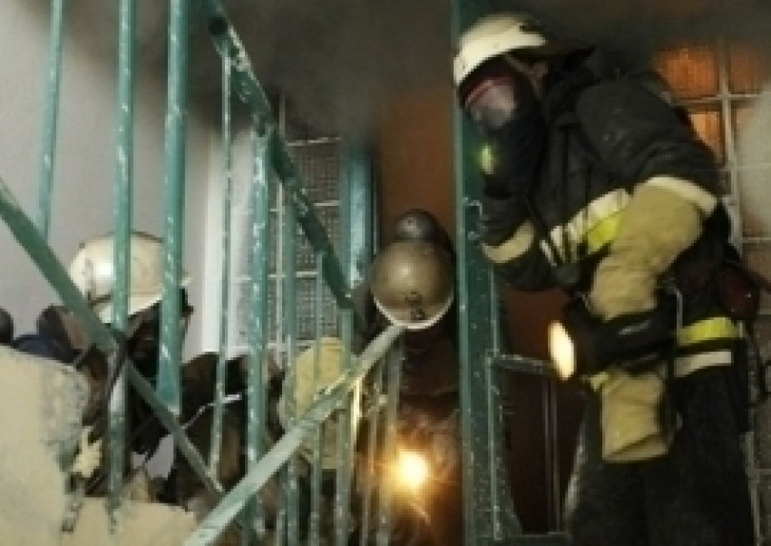 Из горящей пятиэтажки в Воронеже спасатели вывели 2 детей и 6 взрослых