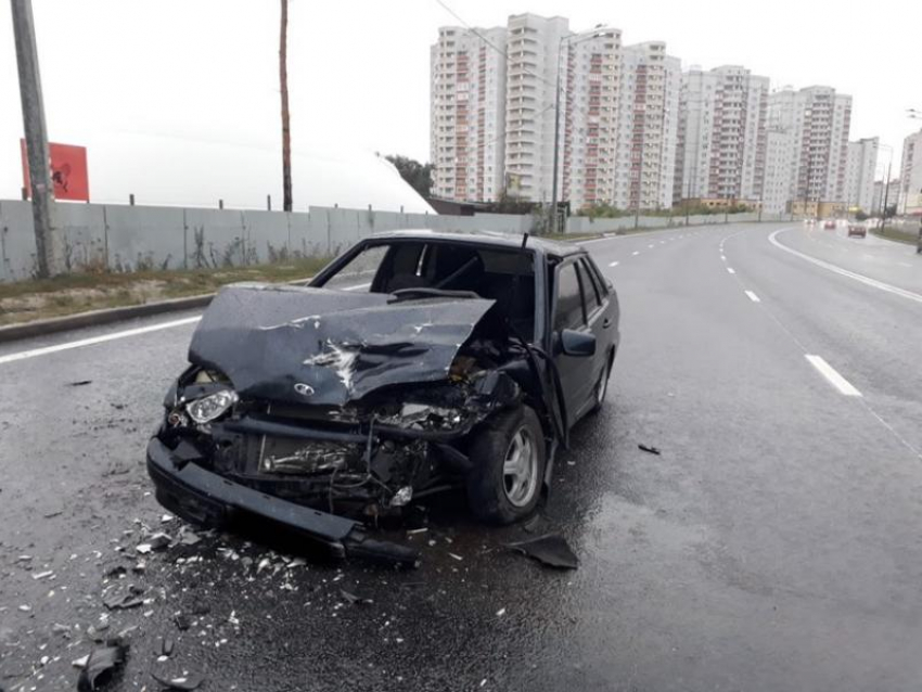 Воронежец не учел особенности скользкой дороги в дождь и устроил двойное ДТП 