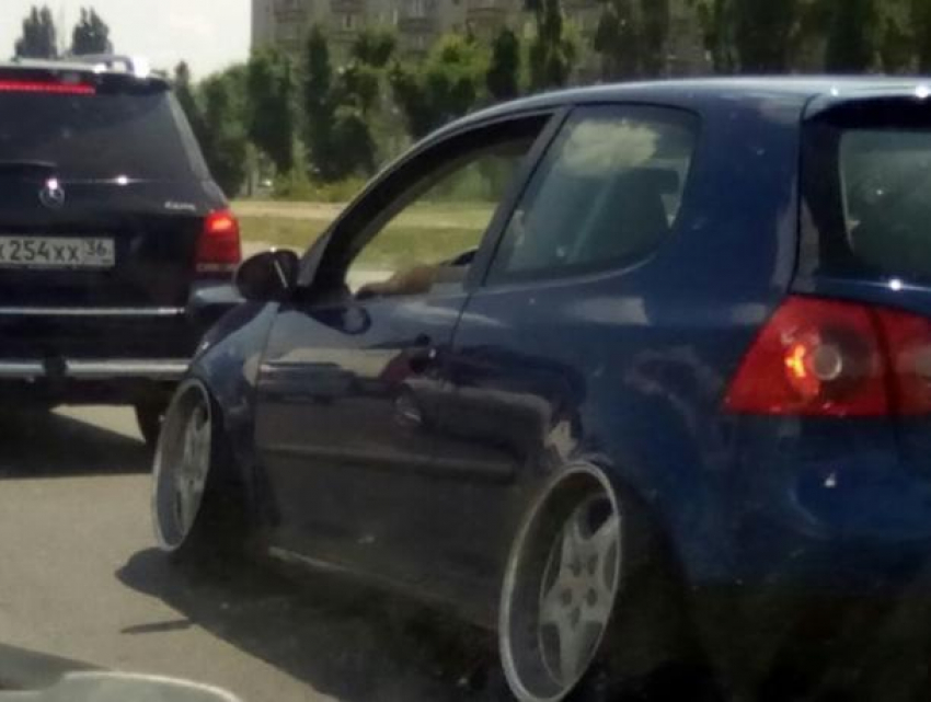 Стэнс-Volkswagen с выгнутыми колесами удивил воронежцев