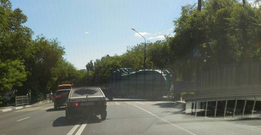 Перегородивший дорогу бассейн спровоцировал огромную пробку в Воронеже