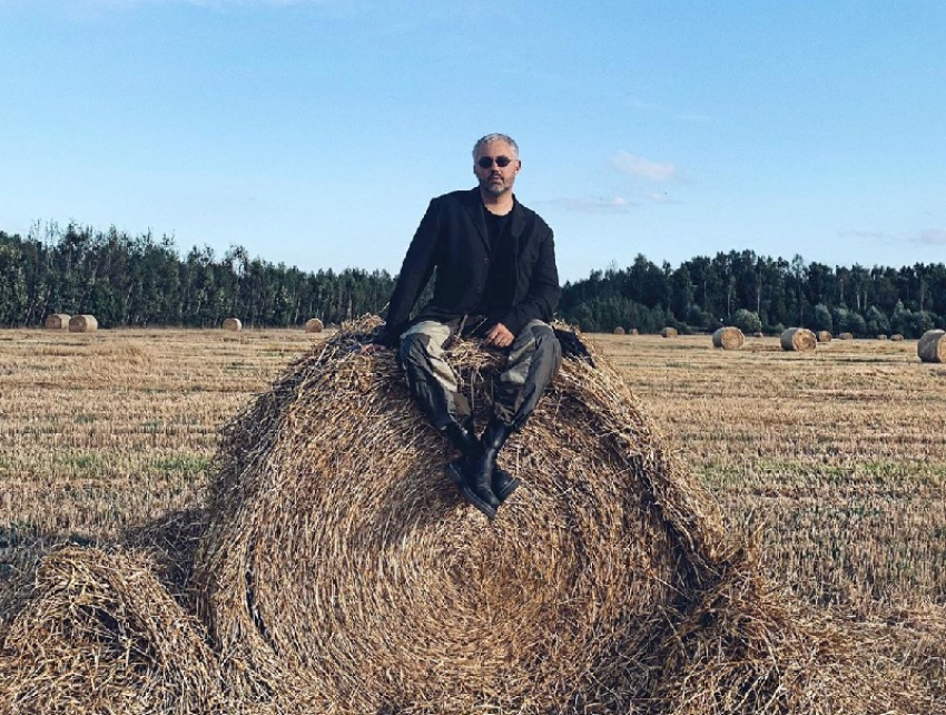 Звездный стилист Александр Рогов покорил стог сена ради фотосессии 