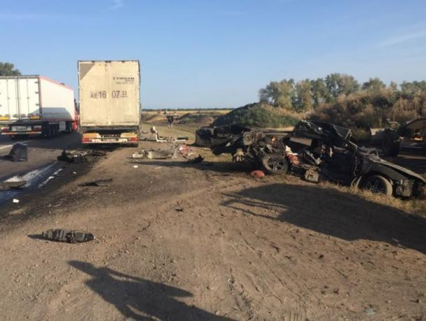 В ДТП с грузовиком в Воронежской области погибли три взрослых и пятилетняя девочка