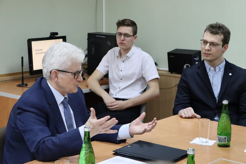 О чем директор Нововоронежской АЭС решил поговорить со студентами?