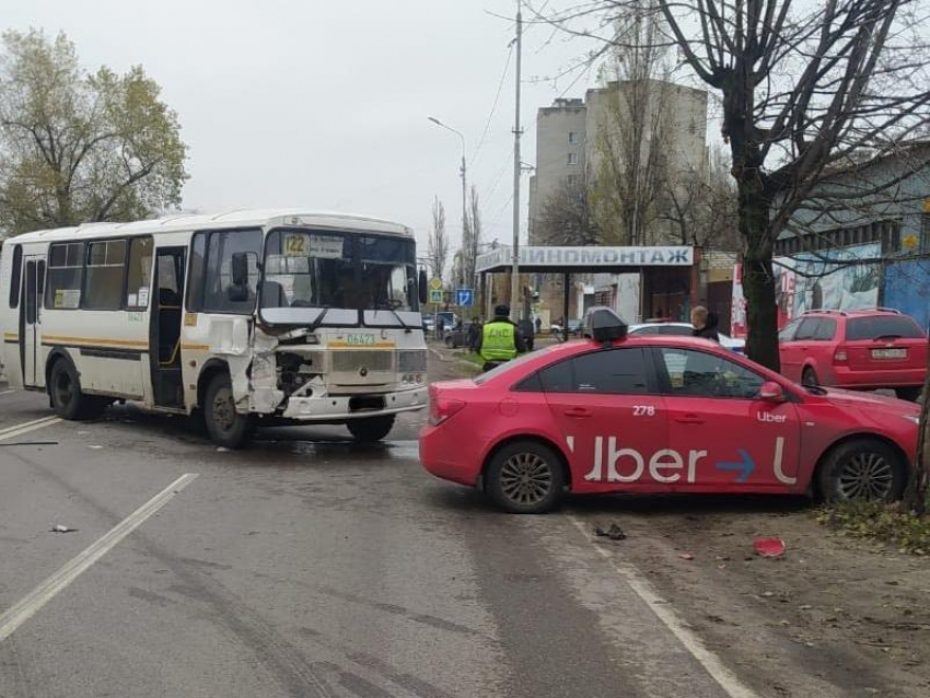 Опубликованы фото столкновения такси и маршрутки в Воронеже