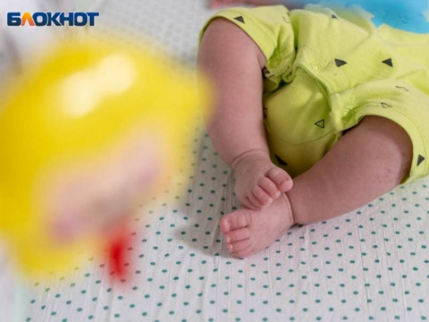 Больше денег за рождение детей будут давать в Воронежской области