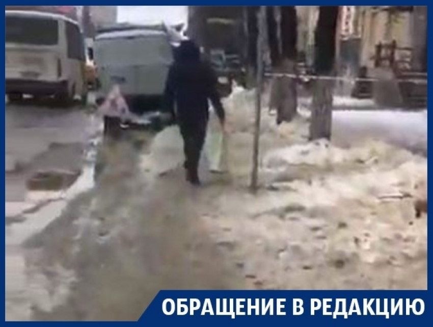 Уборка крыш выгнала пешеходов на платные парковки в Воронеже