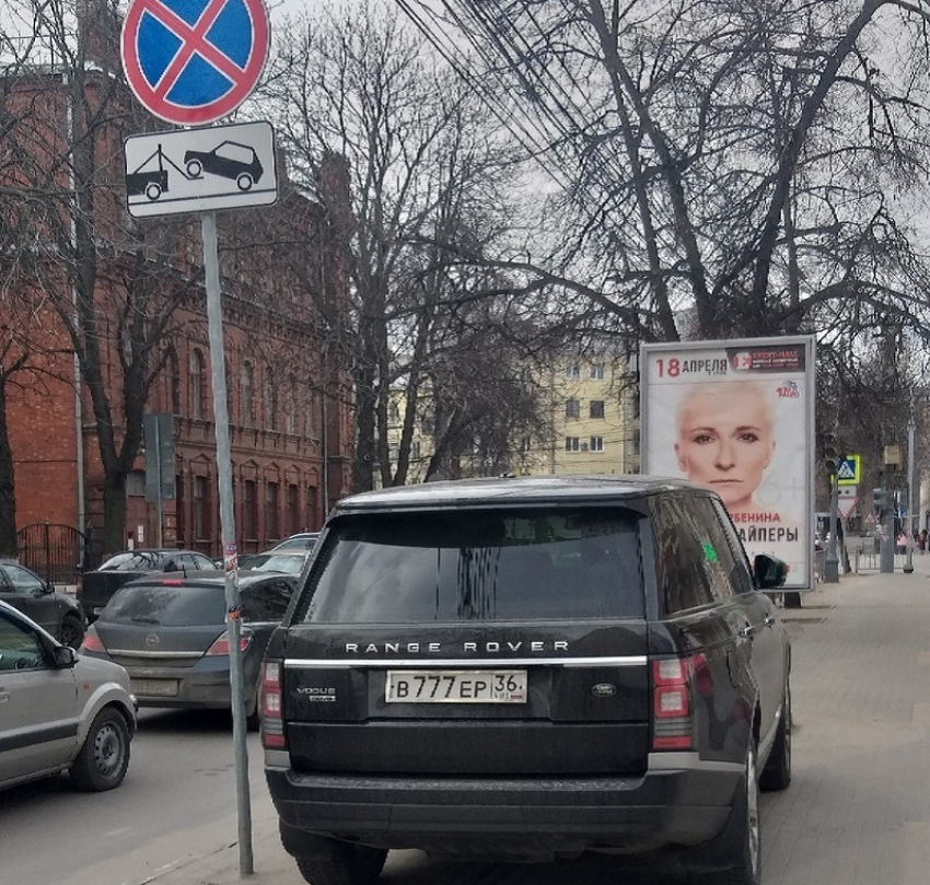 Range Rover с авторитетными номерами показательно нарушил в Воронеже