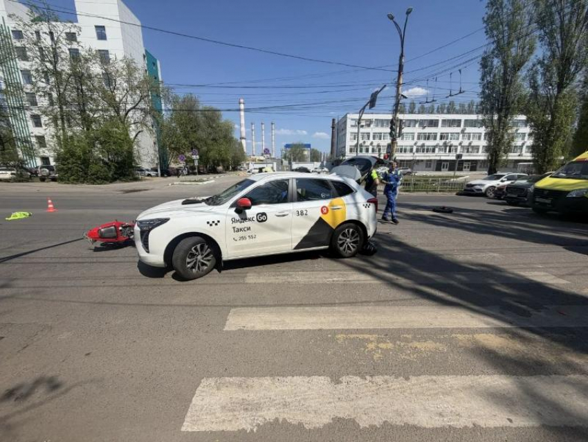 Мотоциклист проломил дверь такси и умер в жестком ДТП в Воронеже