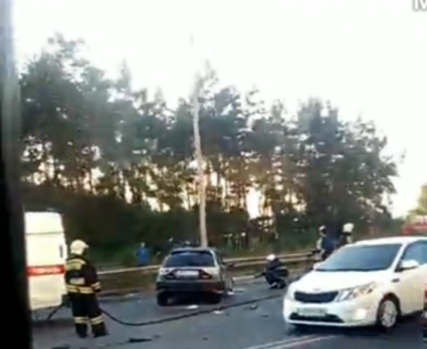 Жуткие последствия столкновения иномарки и пассажирского ПАЗ попали на видео в Воронеже