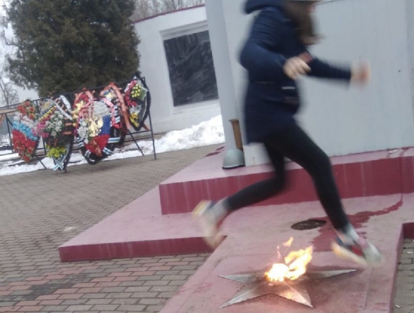 Прыжки через Вечный огонь у братской могилы устроила школьница под Воронежем