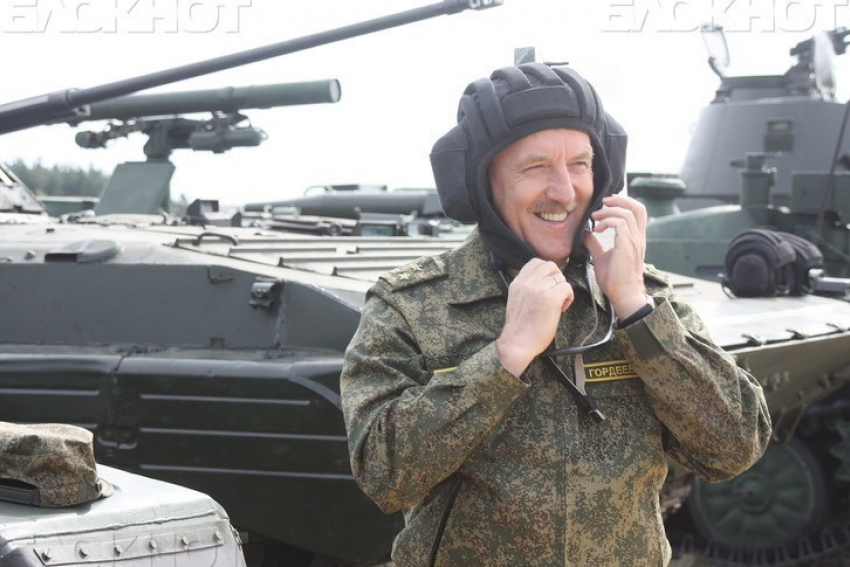 Их там нет: Гордеев и Нетёсов поздравили «исполнявших служебный долг за пределами Отечества»