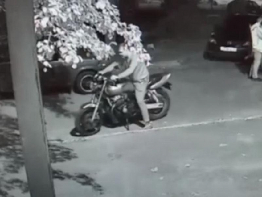 Эпичным фейлом закончился угон мотоцикла в Воронеже