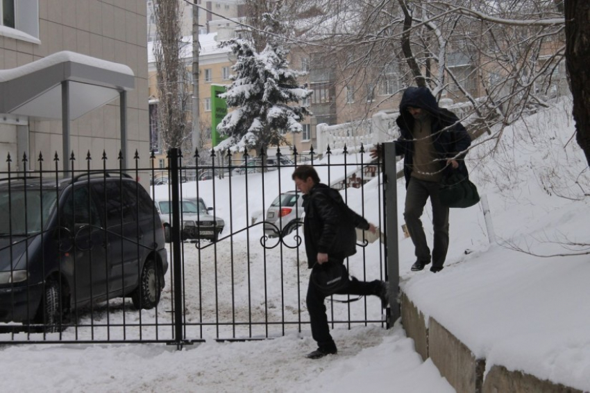 В Воронеже владелец бизнес-центра устроил закрытую парковку на улице Арсенальная (ФОТО)