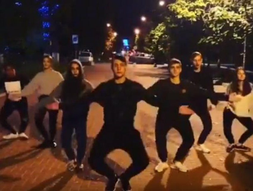 Массовый ночной танец под Little Big попал на видео в Воронеже