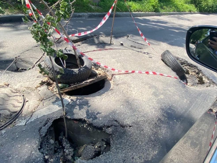 Опасные дыры в асфальте огородили чем попало в Воронеже