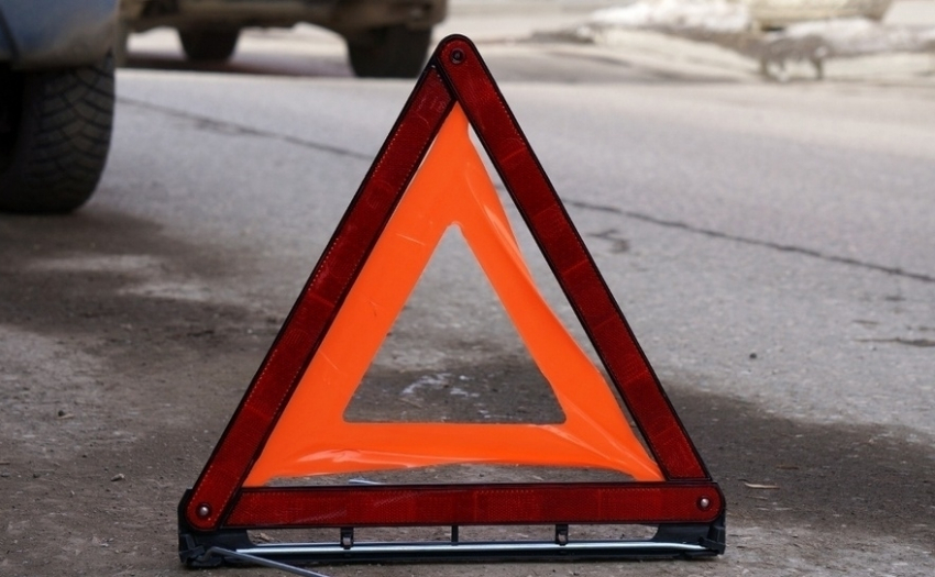 В столкновении ВАЗа с рейсовым автобусом под Воронежем пострадали трое человек