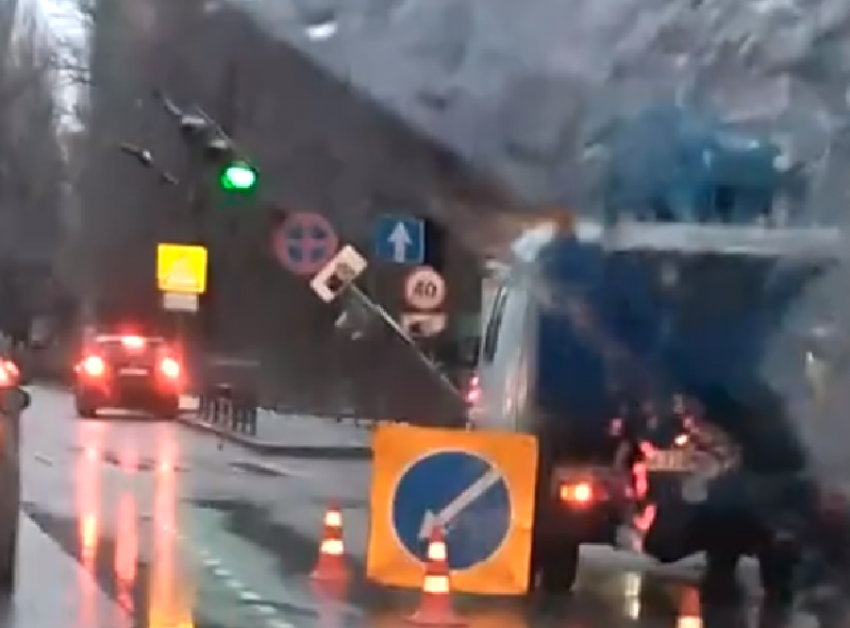 Причину гигантской пробки сняли на видео в Воронеже