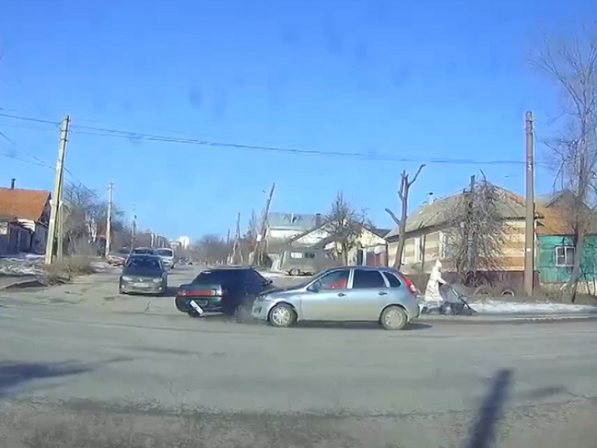 «Успел, куда торопился»: ДТП на воронежском перекрестке попало на видео 