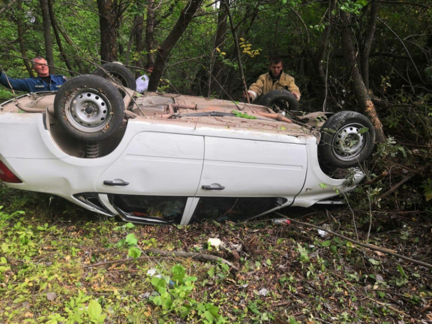 В перевернутой Lada пострадал четырехлетний мальчик и две женщины в Воронежской области 