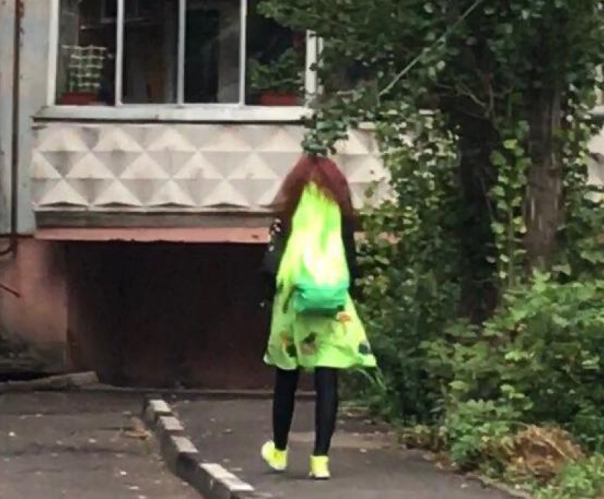 Девочка-фрик с зелеными волосами в центре Воронежа удивила горожан