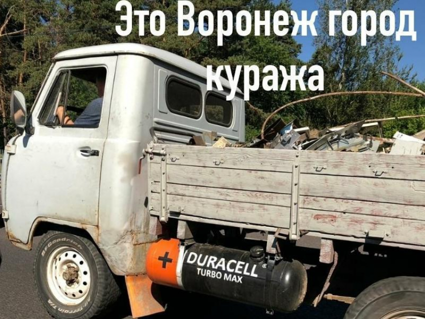 Легендарный УАЗ нелепо скрестили c Duracell в Воронеже