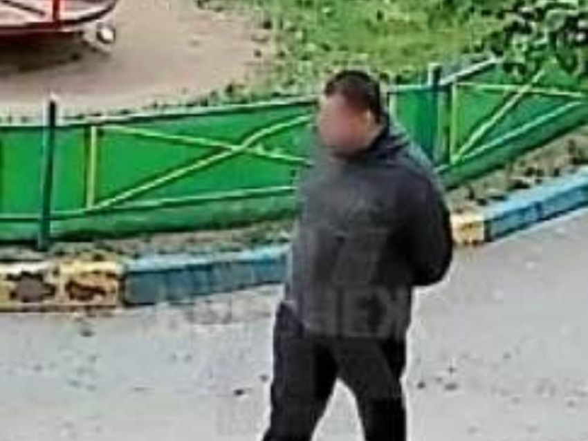 Преследует и жутко пялится: о странном поведении мужчины предупредили воронежцев