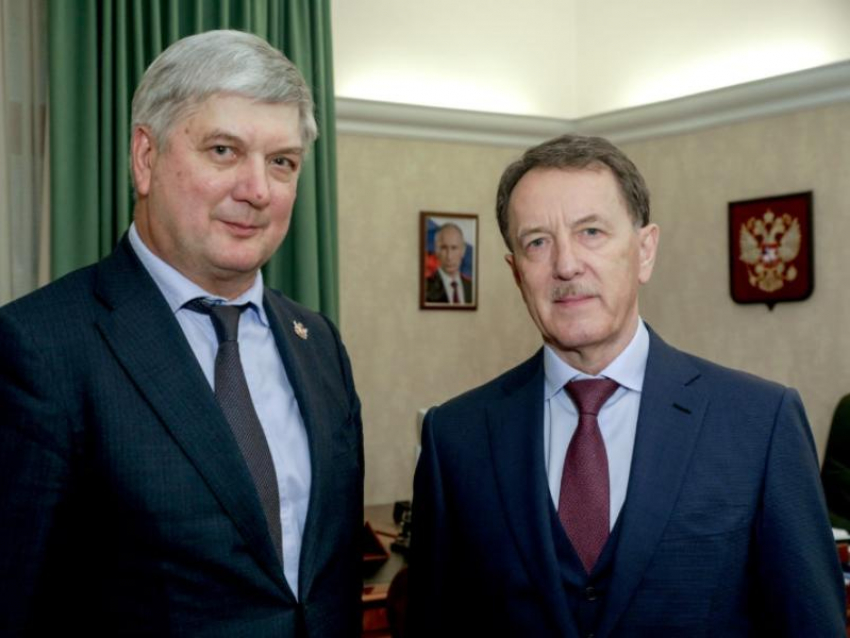 Действующий воронежский губернатор Александр Гусев поздравил бывшего губернатора Гордеева 