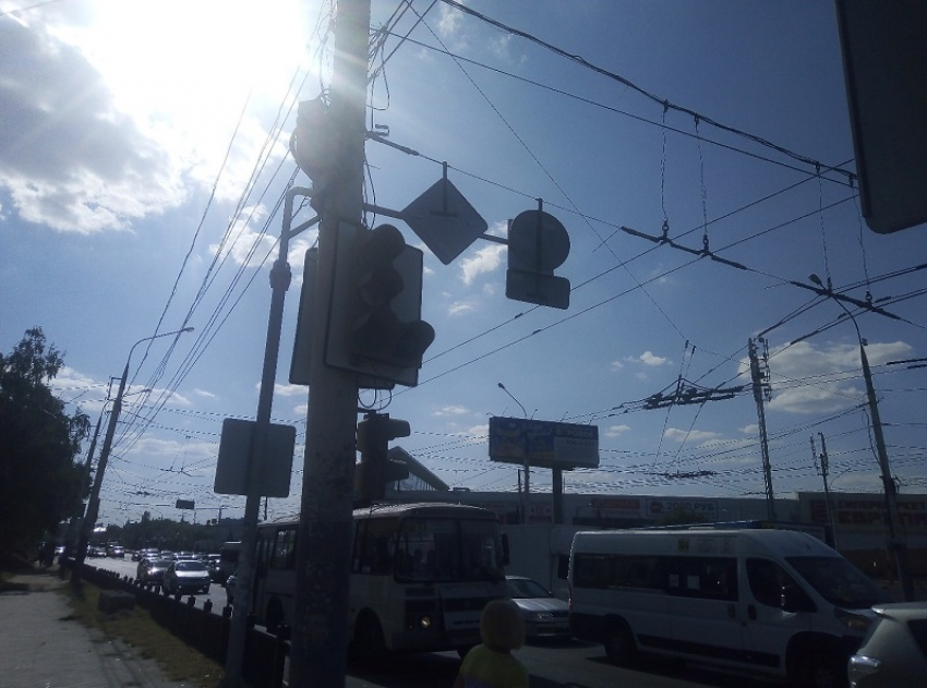 Светофор спровоцировал транспортный коллапс в Воронеже