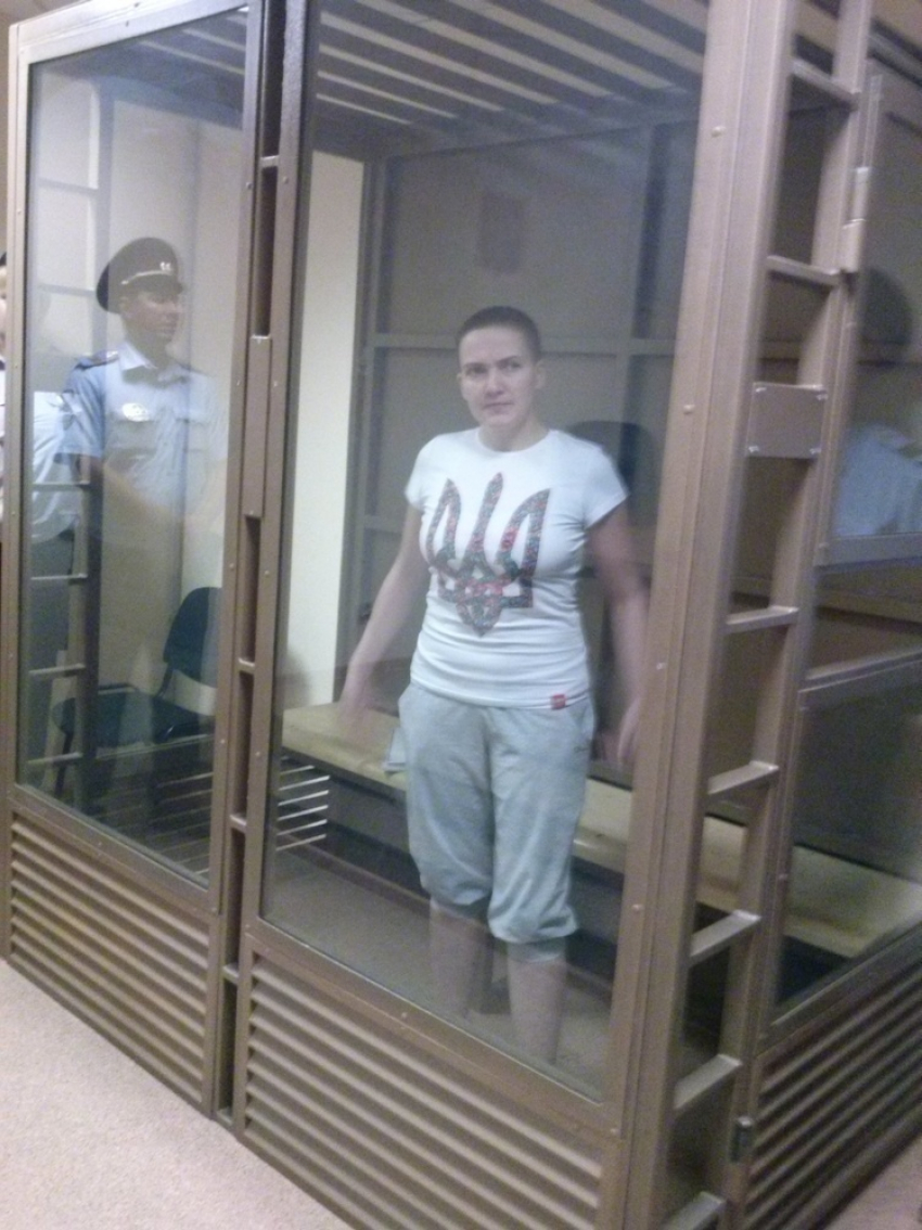 Надежда Савченко ведет себя на суде вызывающе и резко отвечает на вопросы судей 