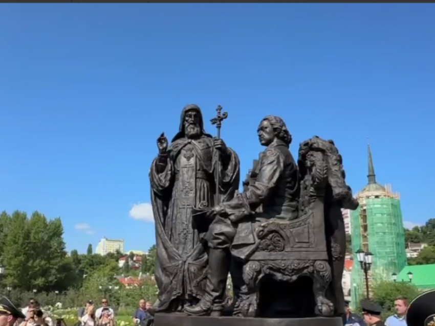 Памятник святителю Митрофану установили на Адмиралтейской площади в Воронеже