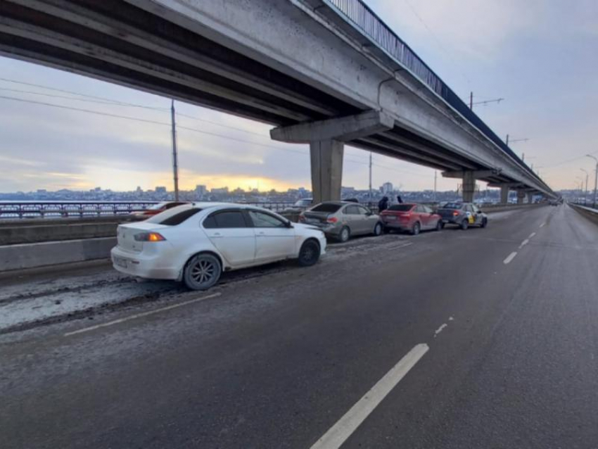 Фото массовой аварии на Северном мосту опубликовали в Воронеже