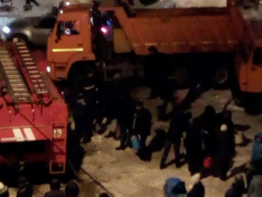 Люди встали в огромную очередь за водой в Воронеже