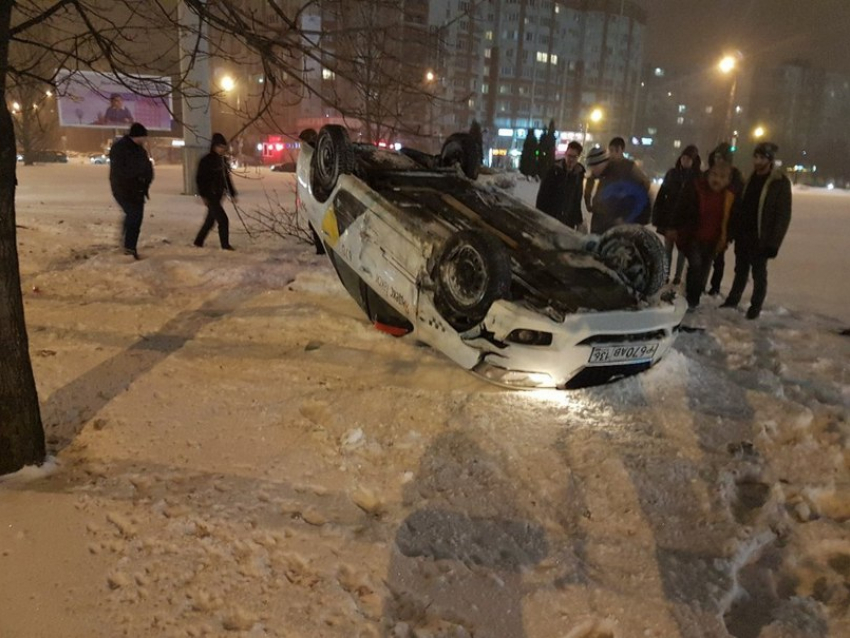 В Воронеже в ДТП перевернулось такси и попало на видео